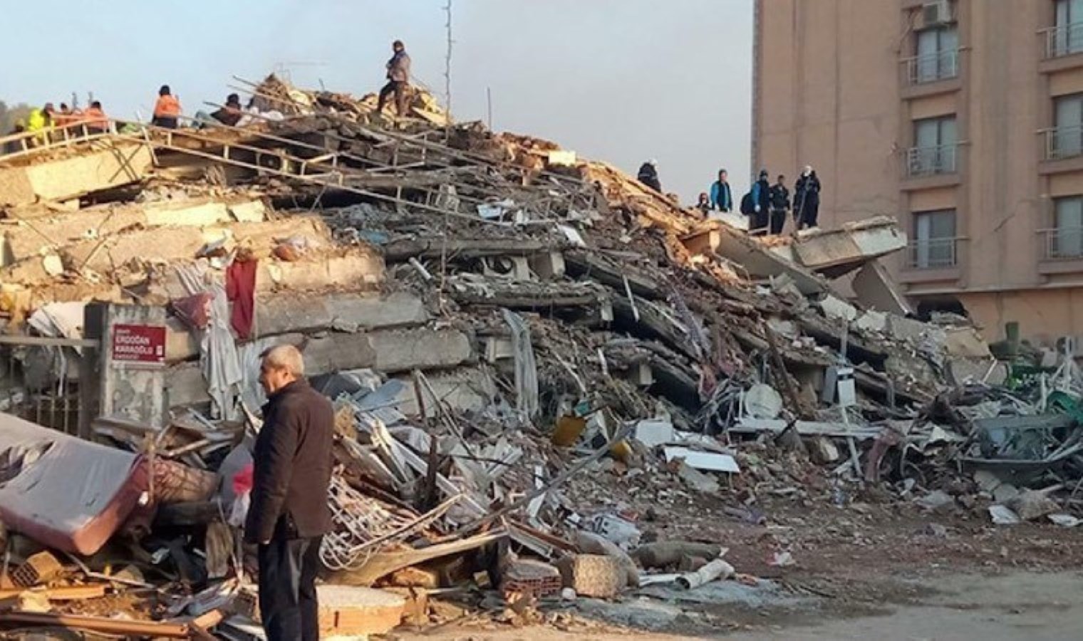 Depremde 55 kişiye mezar olan Kupik Apartmanı’nda ilk duruşma: “İki yıldır deliller bile toplanmadı”