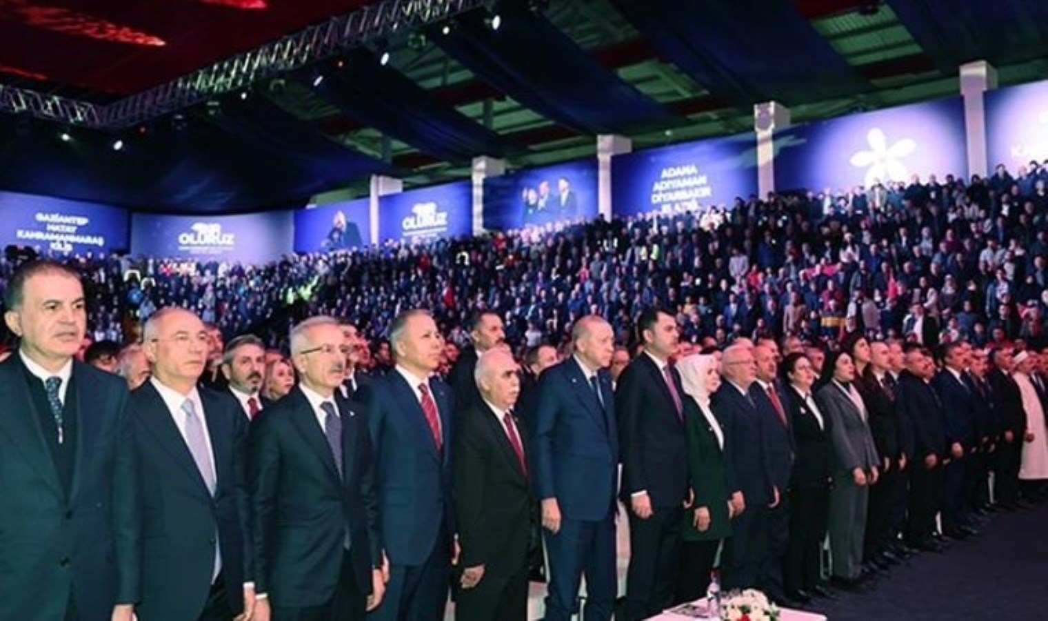 Depremzedeler hala konteynerde yaşarken… Hatay’da anma programına milyonlar harcanmış!