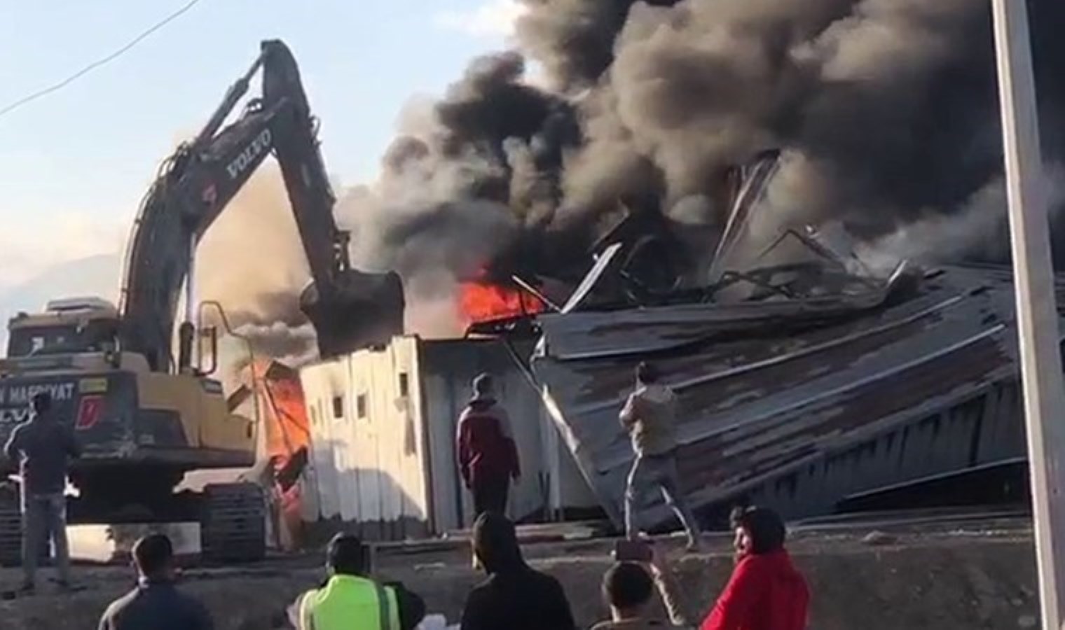 Depremzedenin çilesi bitmiyor: Hatay Dörtyol’da şantiye işçilerinin yatakhanesi yandı!