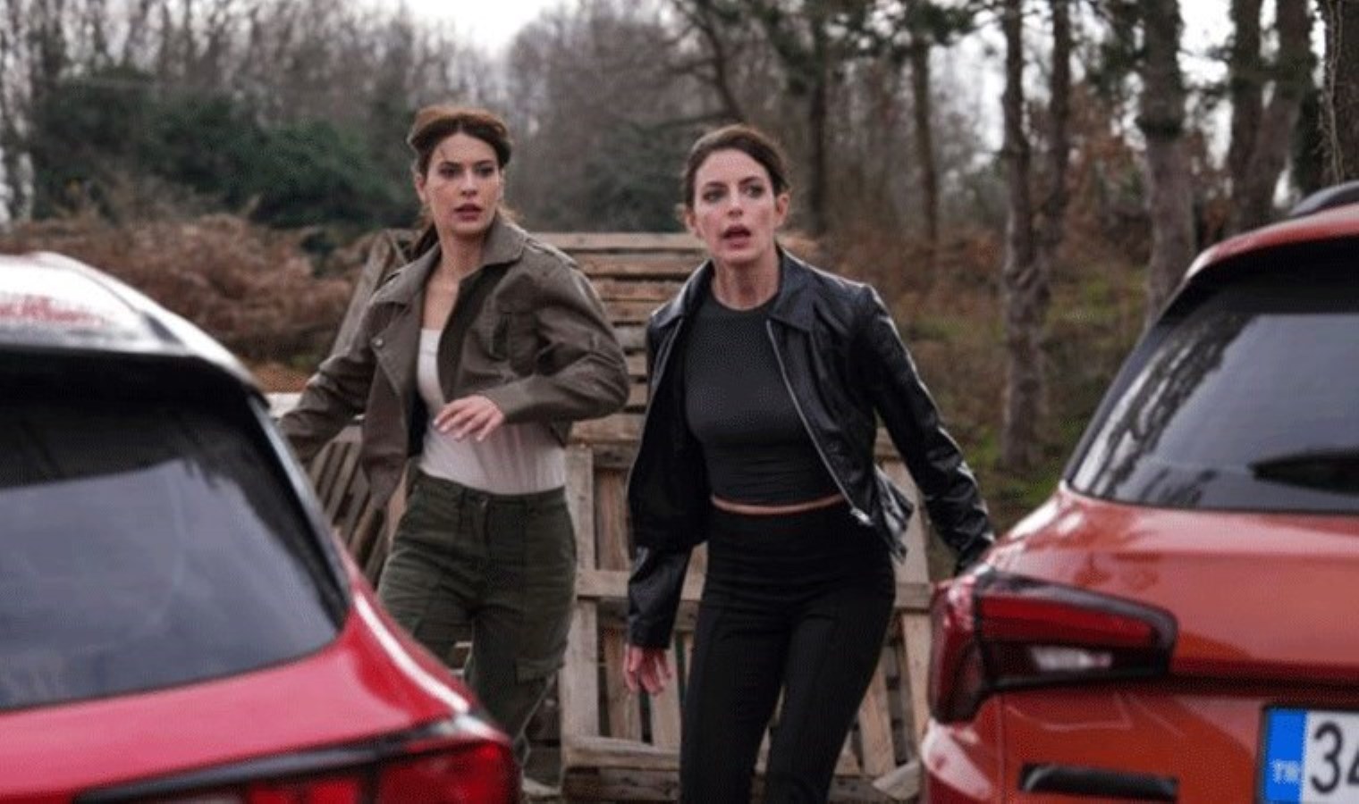 Devrim Özkan ve Bige Önal’ın uçağına yıldırım çarptı! Çekimlere ara verildi!