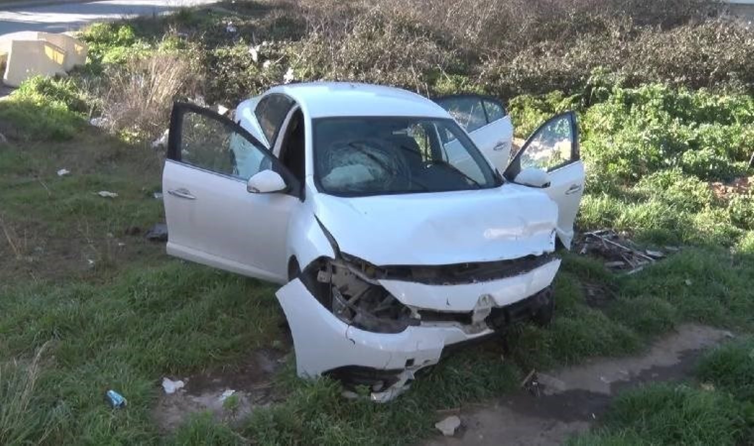 Direksiyon başında bilincini kaybeden sürücü araçlara çarparak durabildi!