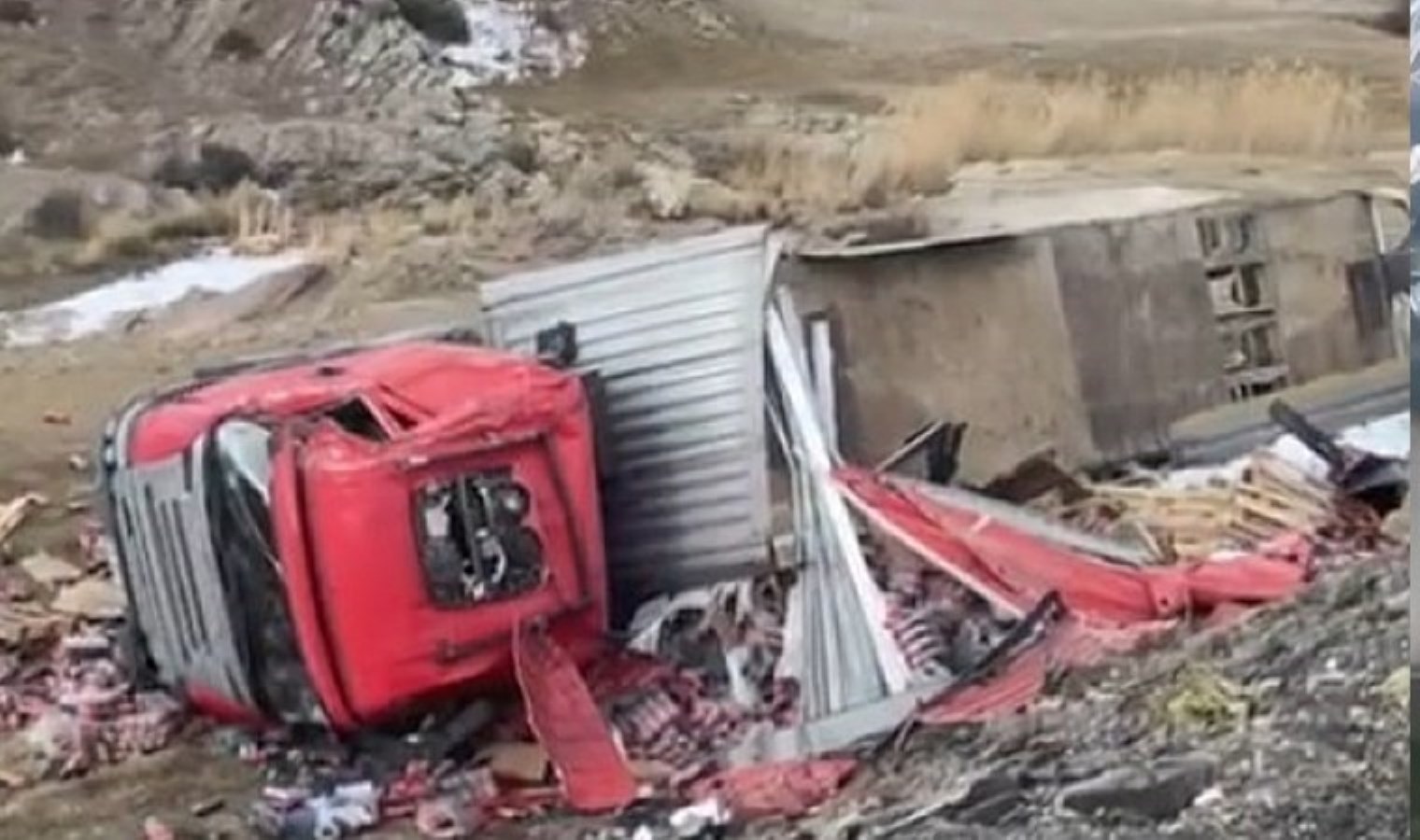 Direksiyon hakimiyetini kaybetti… İçecek yüklü TIR şarampole devrildi: Sürücü yaralandı