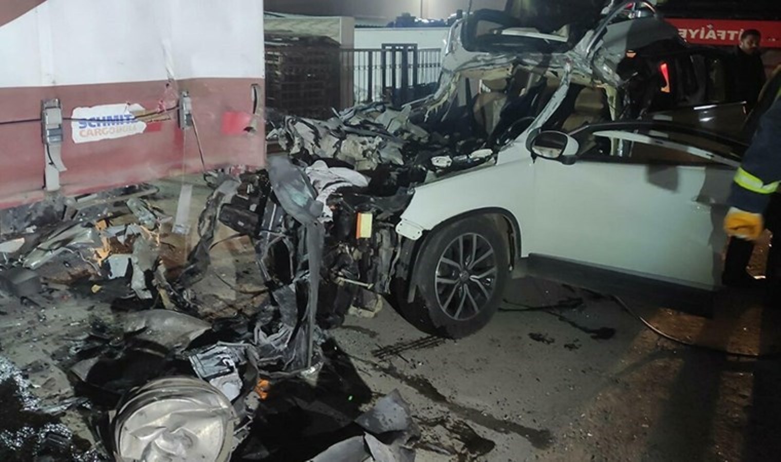 Direksiyon kontrolünü kaybetti… Manisa’da otomobil, park halindeki TIR’a çarptı: 2 ölü