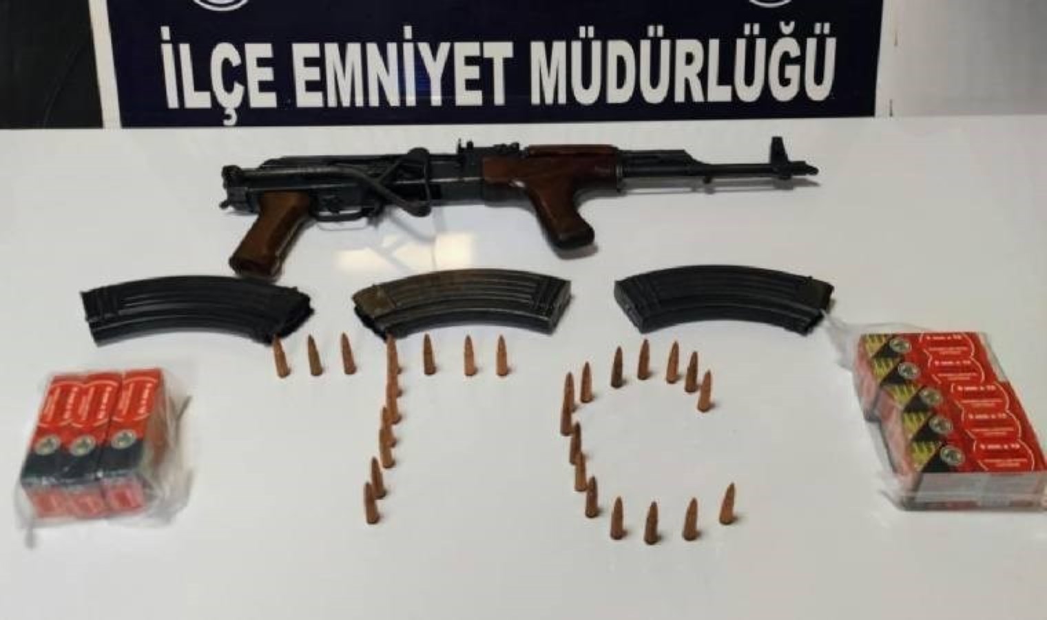 Diyarbakır’da dolandırıcılık operasyonu: Silah ve mühimmat ele geçirildi!