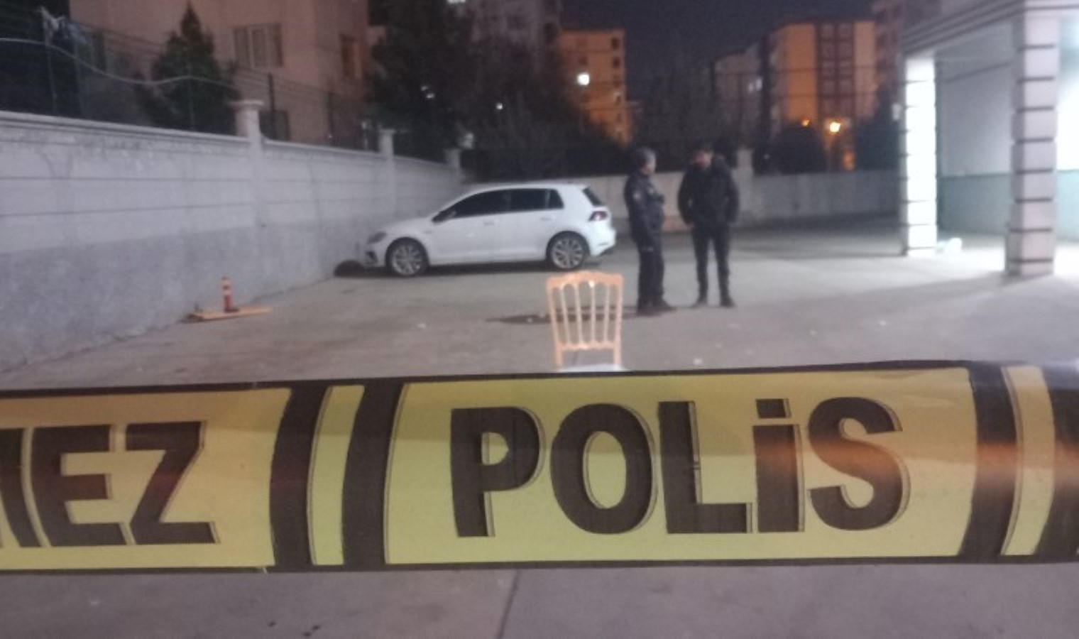 Diyarbakır’da düğün salonunun önü savaş alanına döndü: Yaralılar var!