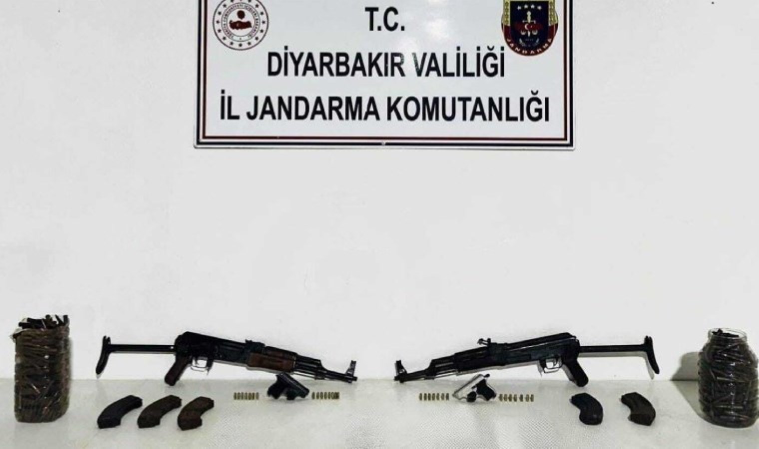 Diyarbakır’da kayanın altına gizlenmiş el bombaları ele geçirildi!