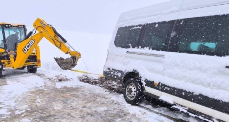 Diyarbakır’da öğretmenleri taşıyan servis kara saplandı