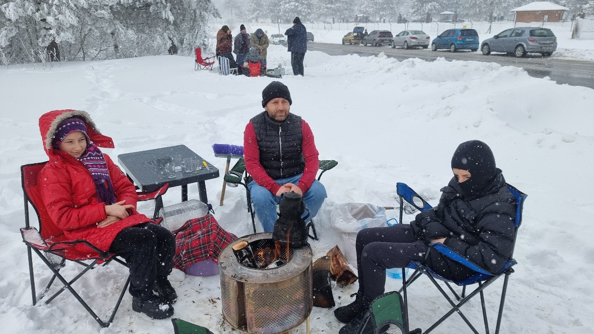 Domaniç’te kar altında piknik