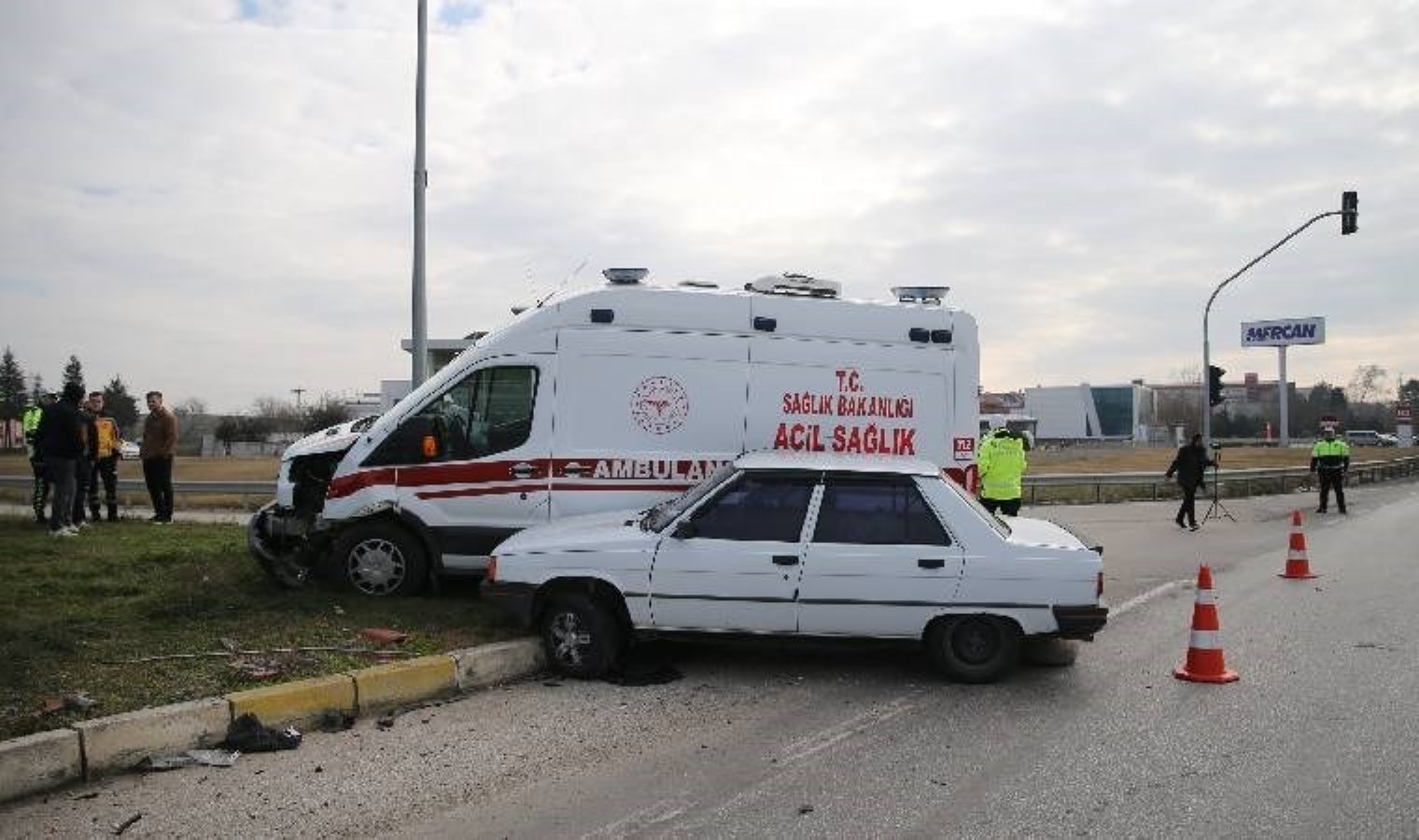 Edirne’de hasta nakli yapan ambulansla otomobil çarpıştı!