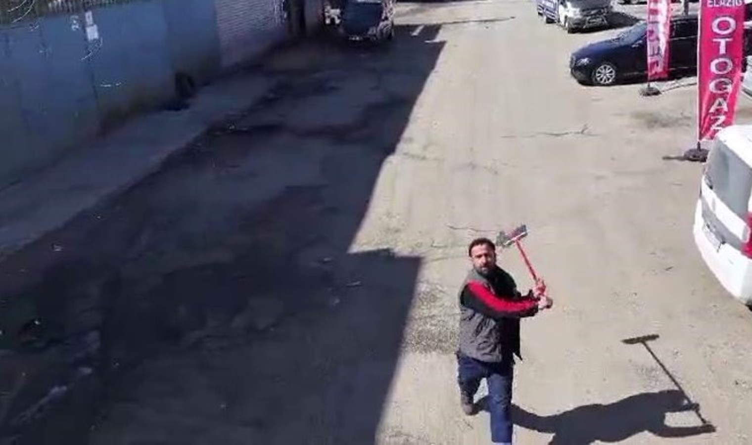 Elazığ’da eğlenceli anlar: Sanayi çalışanı dronu süpürge ile kovaladı!