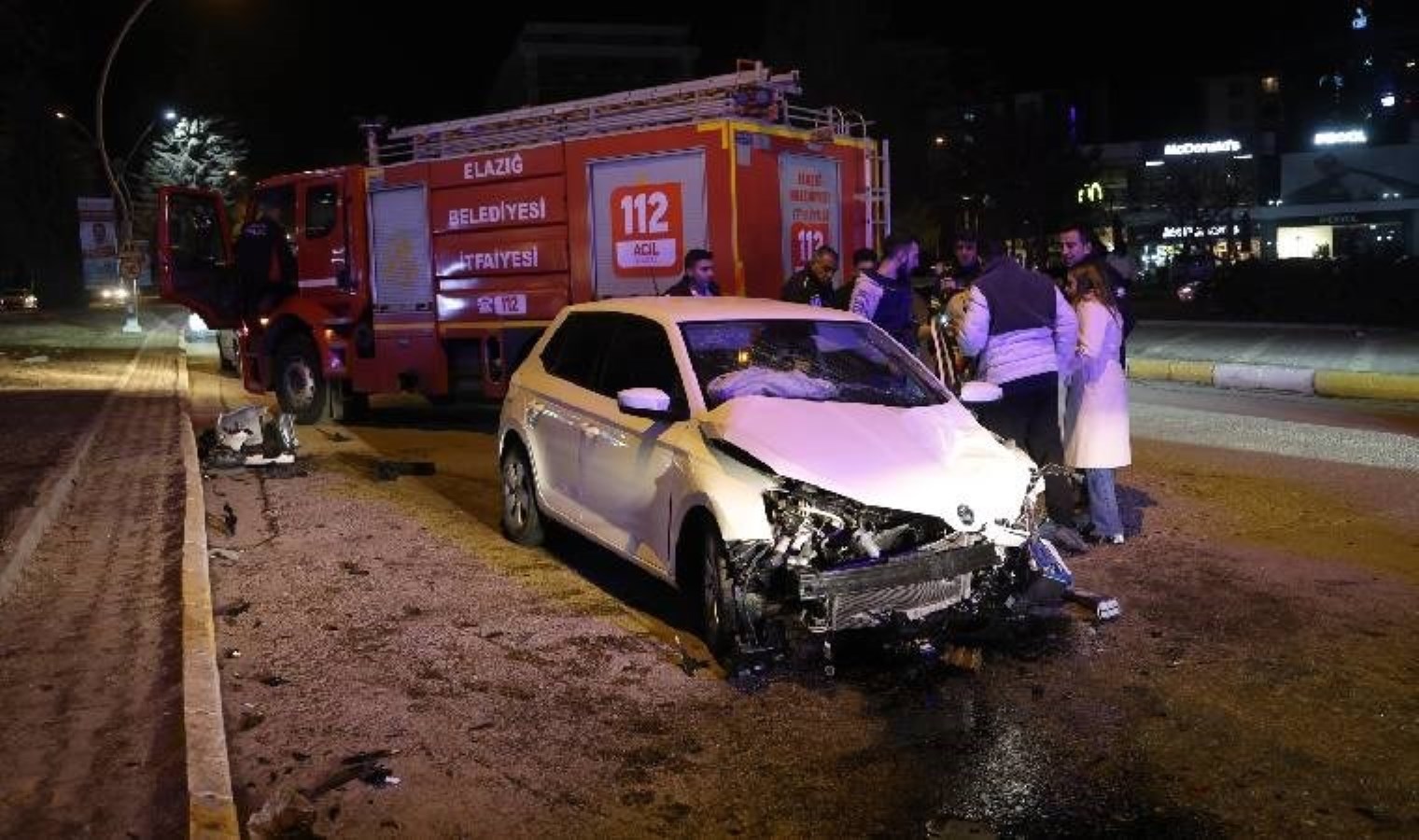 Elazığ’da iki otomobil birbirine girdi… Yaralılar var!