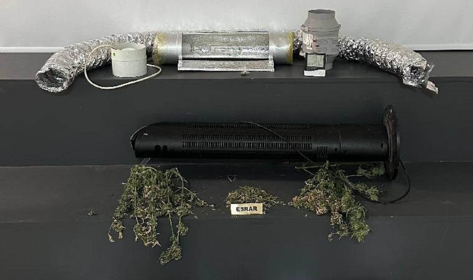 Elbise dolabında uyuşturucu düzeneği yakalandı!