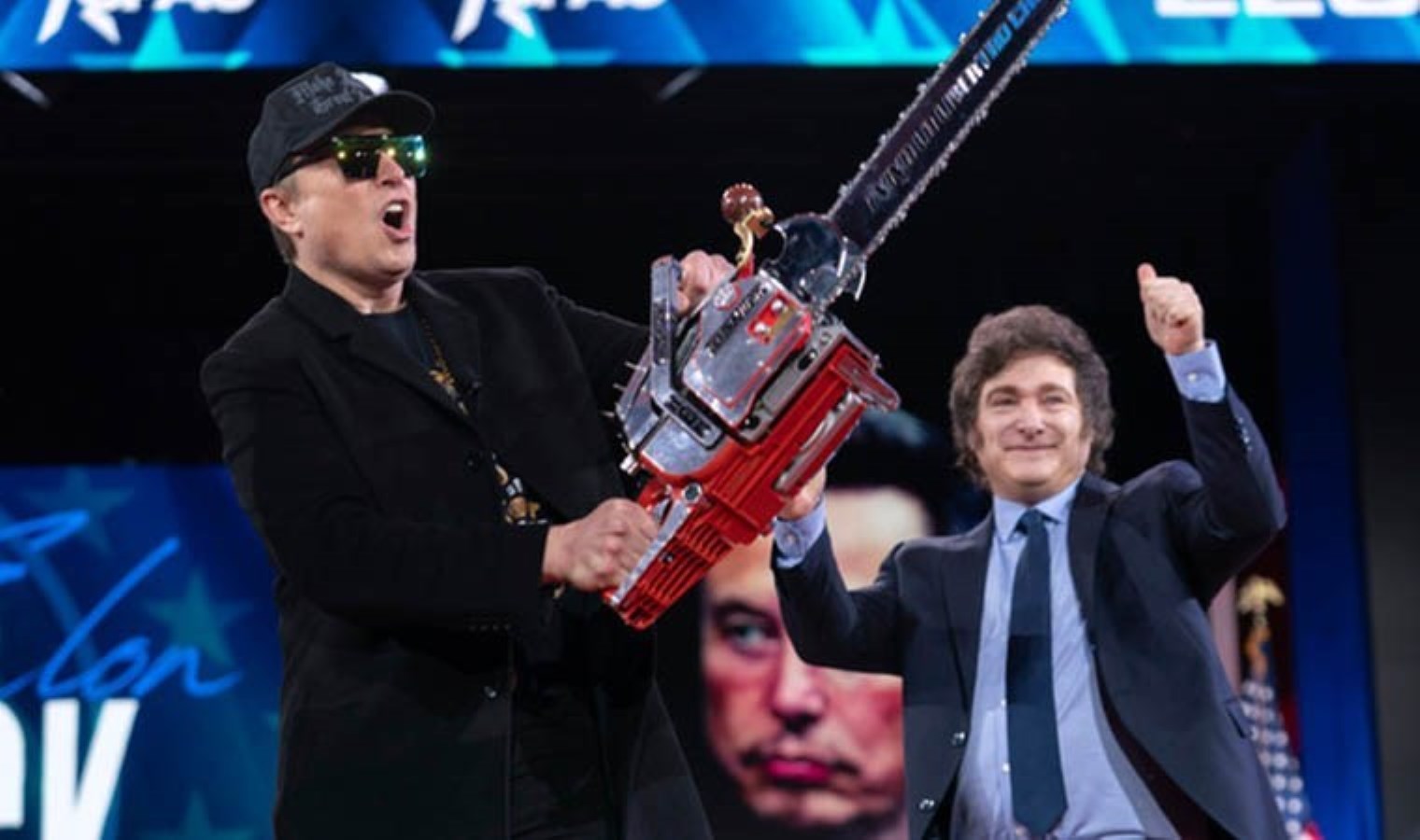 Elon Musk, Milei’nin ‘hediyesi’ ile sahnede: ‘Bu testere bürokrasi için…’