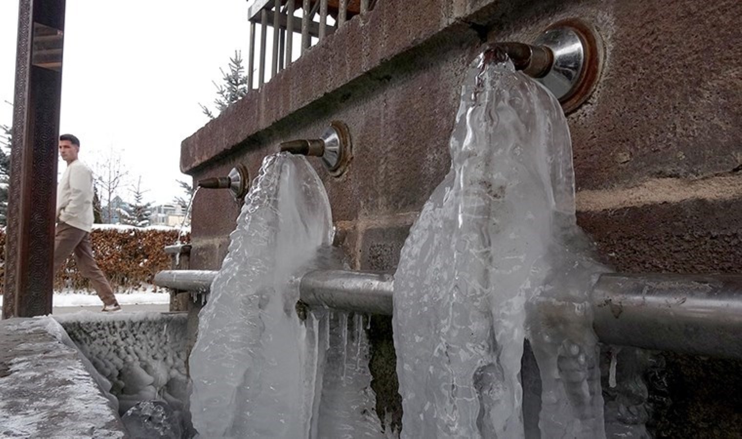 Erzurum’un 2 ilçesi resmen dondu! Termometreler eksi 32,6 dereceyi gördü: Aras Nehri buz tuttu!