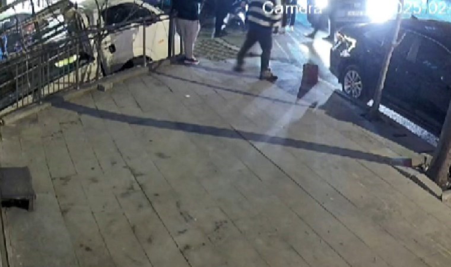 Esenyurt’ta pes dedirten kaza: Yayaya yol veren motokuryeye otomobil çarptı!