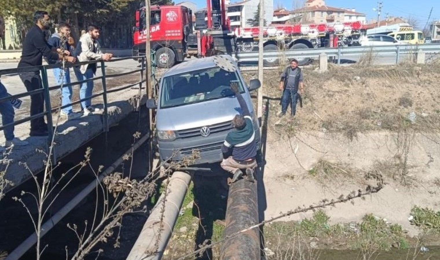 Eskişehir’de korkutan kaza: Araç su borularının üzerinde asılı kaldı