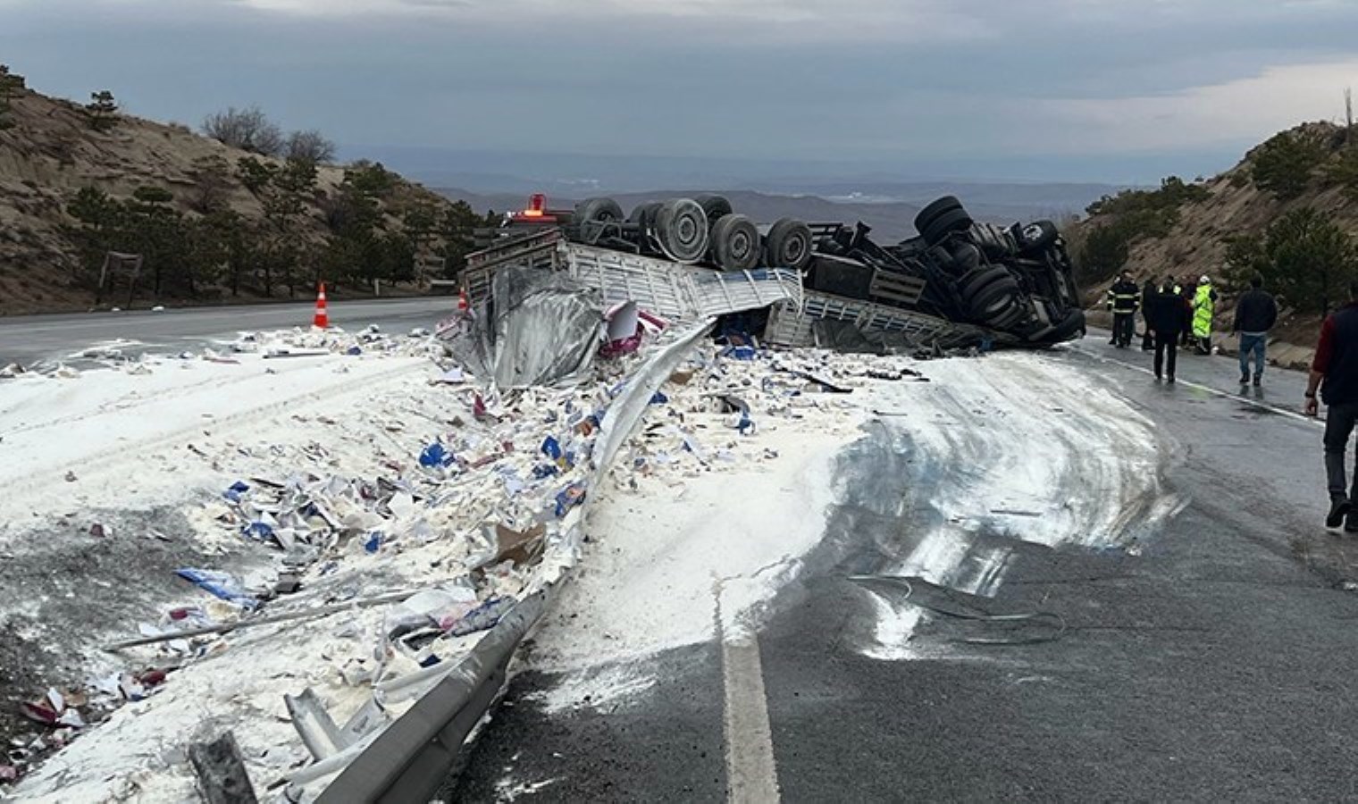 Etraf beyaza büründü… Un yüklü TIR devrildi: Sürücü yaralandı