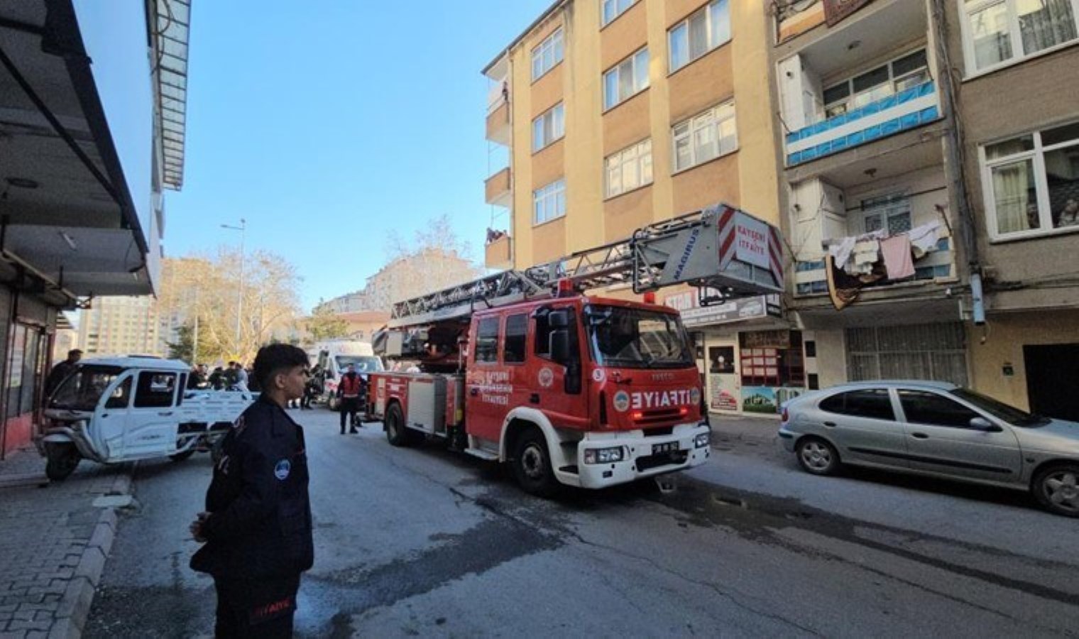 Evini yaktı: Alevler arasından kurtardılar