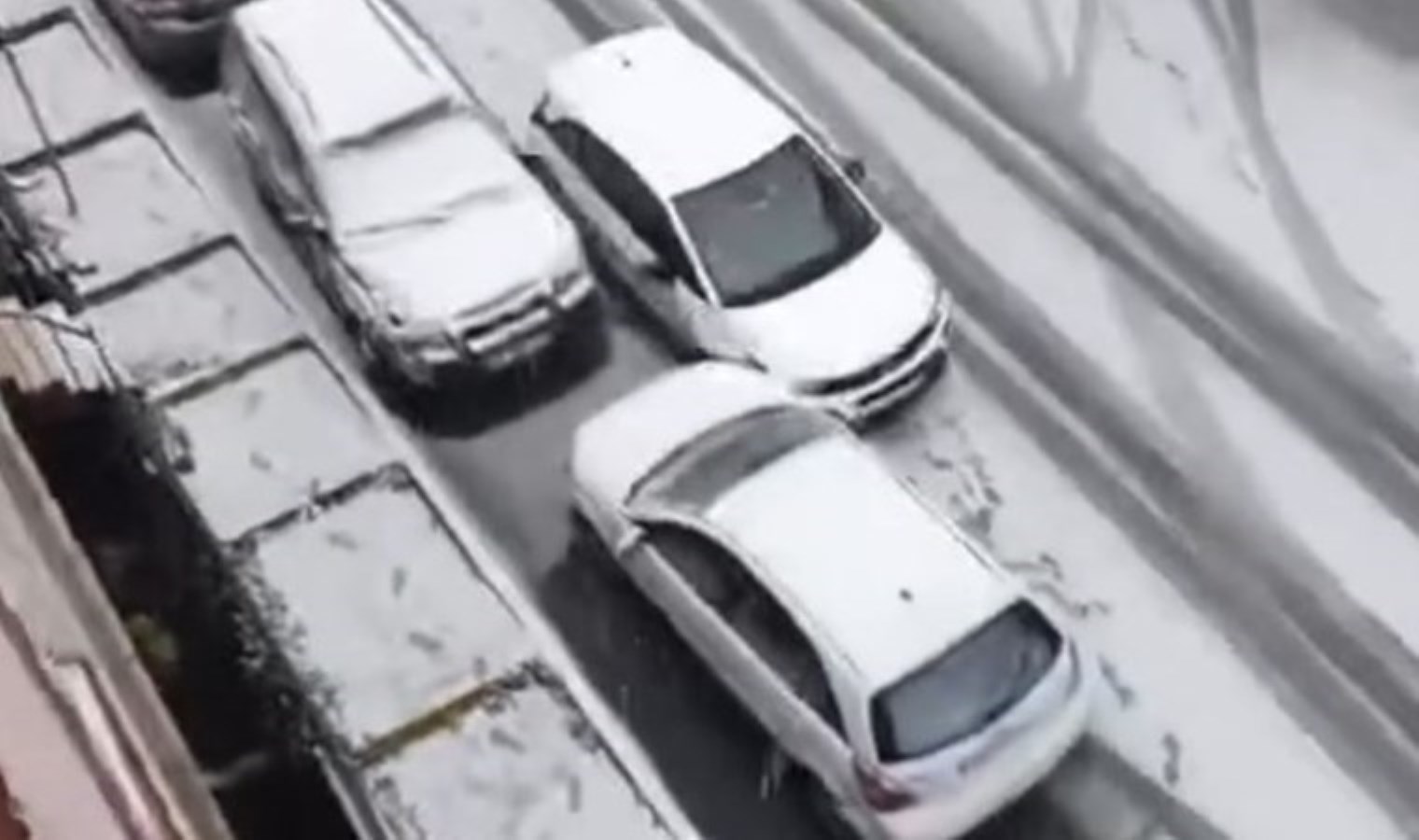 Eyüpsultan’da kar nedeniyle kayan araç diğer araçlara çarptı!