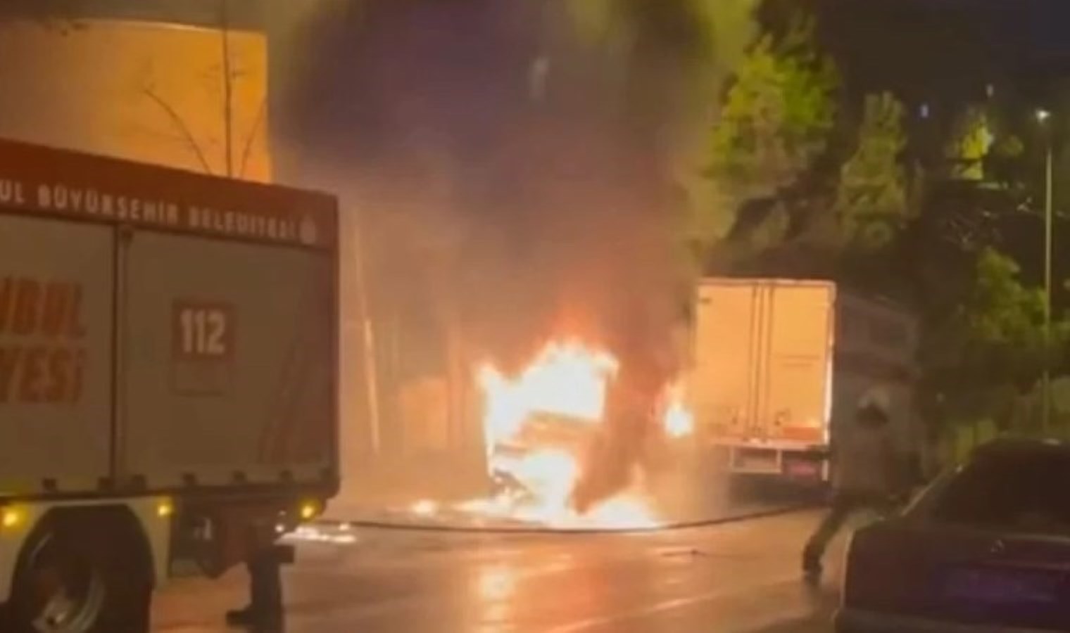 Eyüpsultan’da korku dolu anlar: Alev alan araç peş peşe patladı!