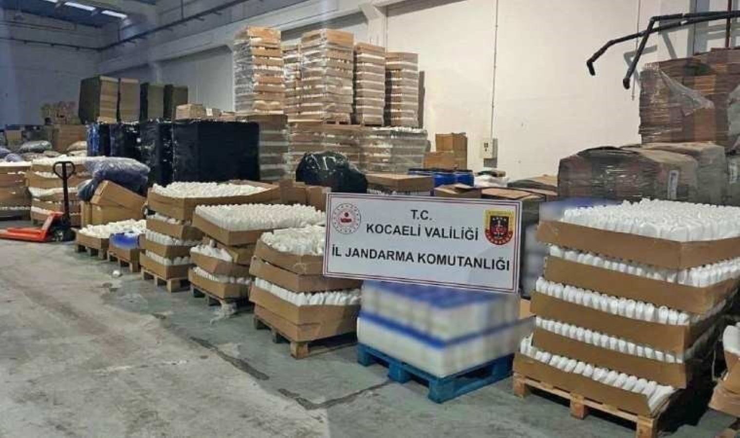 Fabrikada 100 bin kutu sahte şampuan ele geçirildi