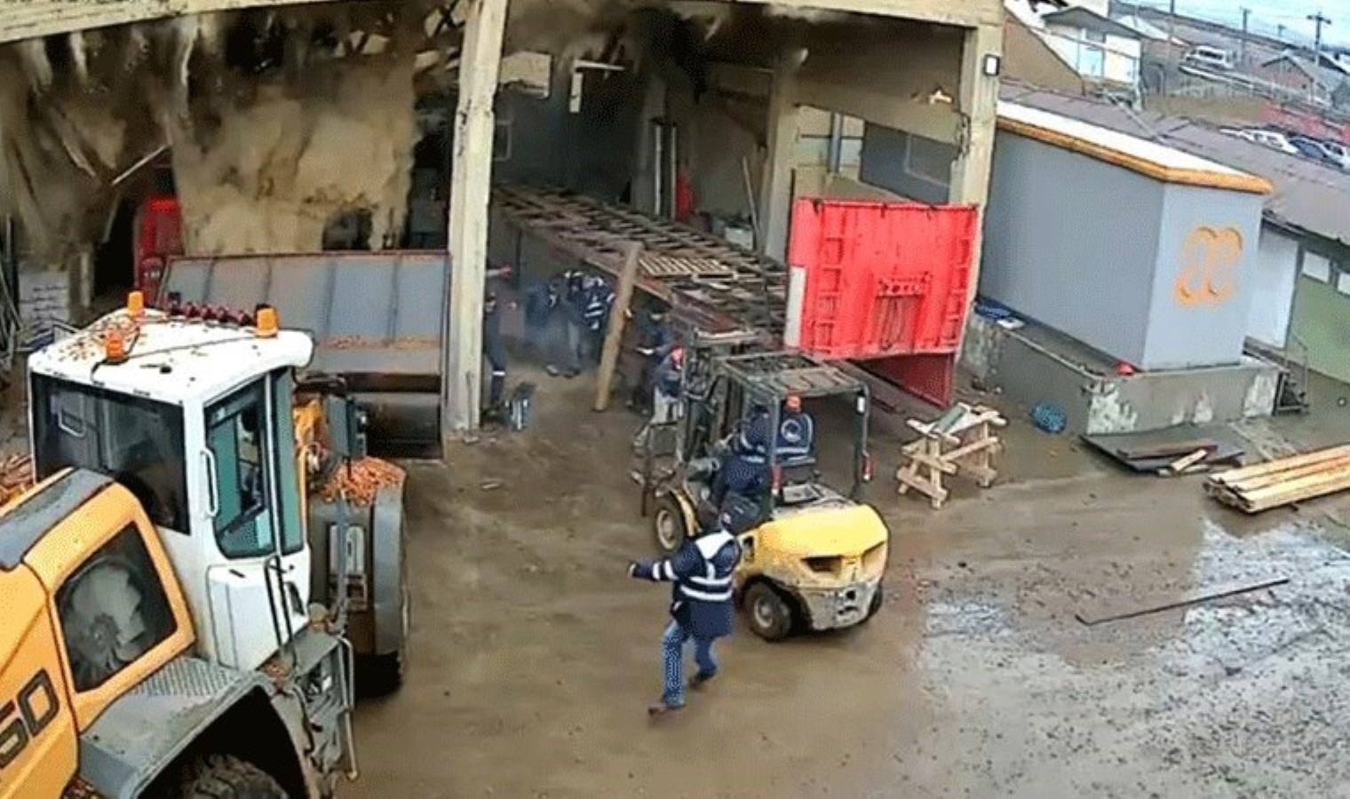 Fabrikanın çöküş anı kameralarda: Canlarını zor kurtardılar!