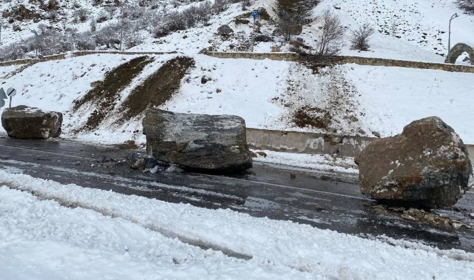 Faciadan dönüldü: Van’da yamaçtan kopan dev kayalar, yola düştü!