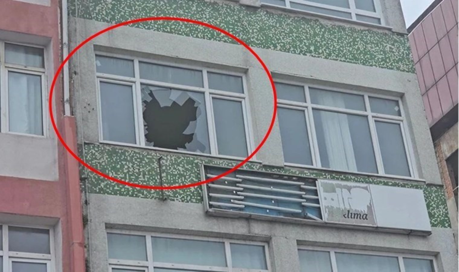 Fatih’te dehşet: Dövdükleri arkadaşlarını camdan attılar