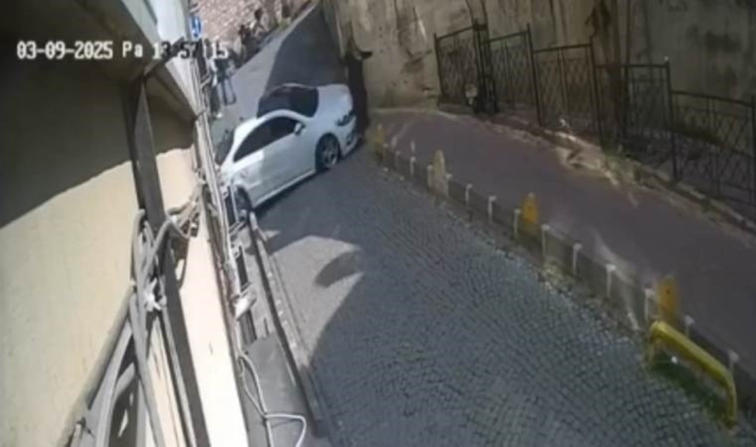 Fatih’te ileri yerine geri vites yapan sürücü, yoldan geçen kadına çarptı