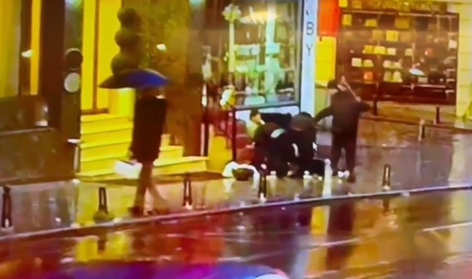 Fatih’te sokak ortasında dehşet: Yolda karşılaştılar, 5 kişi birden saldırdılar!