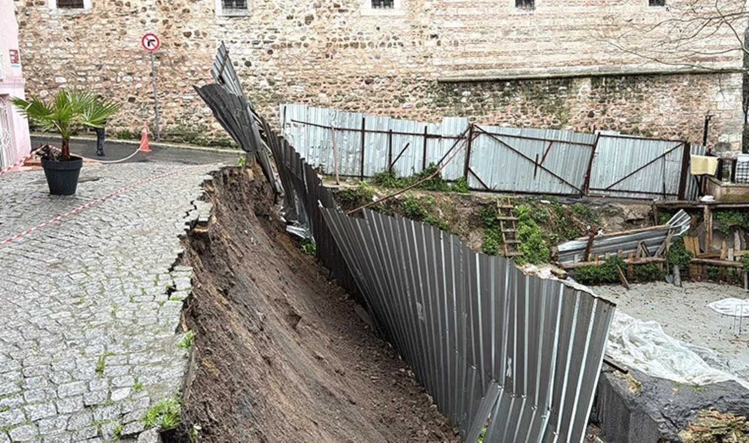 Fatih’te toprak kaydı, yol çöktü! O anlar kameraya yansıdı…