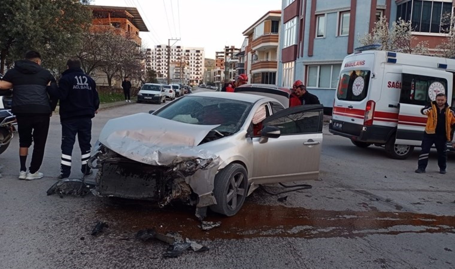 Feci kaza… İşçi servisi ile otomobil çarpıştı: Yaralılar var!