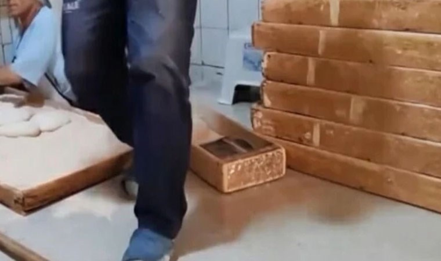 Fırında hijyen skandalı: Tezgaha terlikle bastı, 105 bin TL ceza kesildi