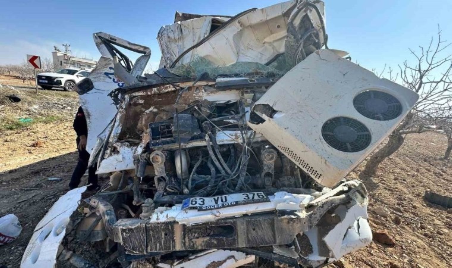 Freni patlayan hafriyat kamyonu fıstık bahçesine daldı