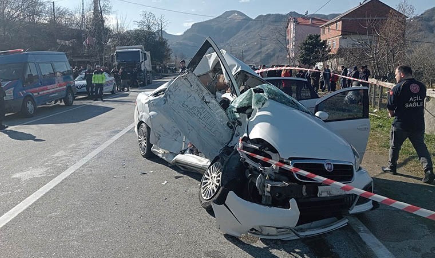 Giresun’da feci kaza: Kamyon otomobile çarptı, 3 ölü!