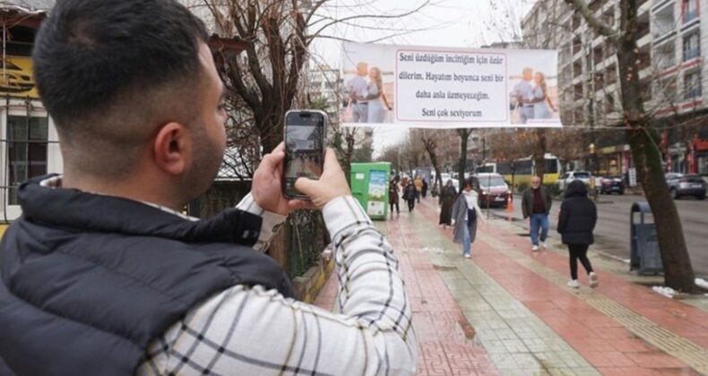 Görenler hayrete düştü… Tartıştığı eşine kendini affettirmek için pankart yaptırdı