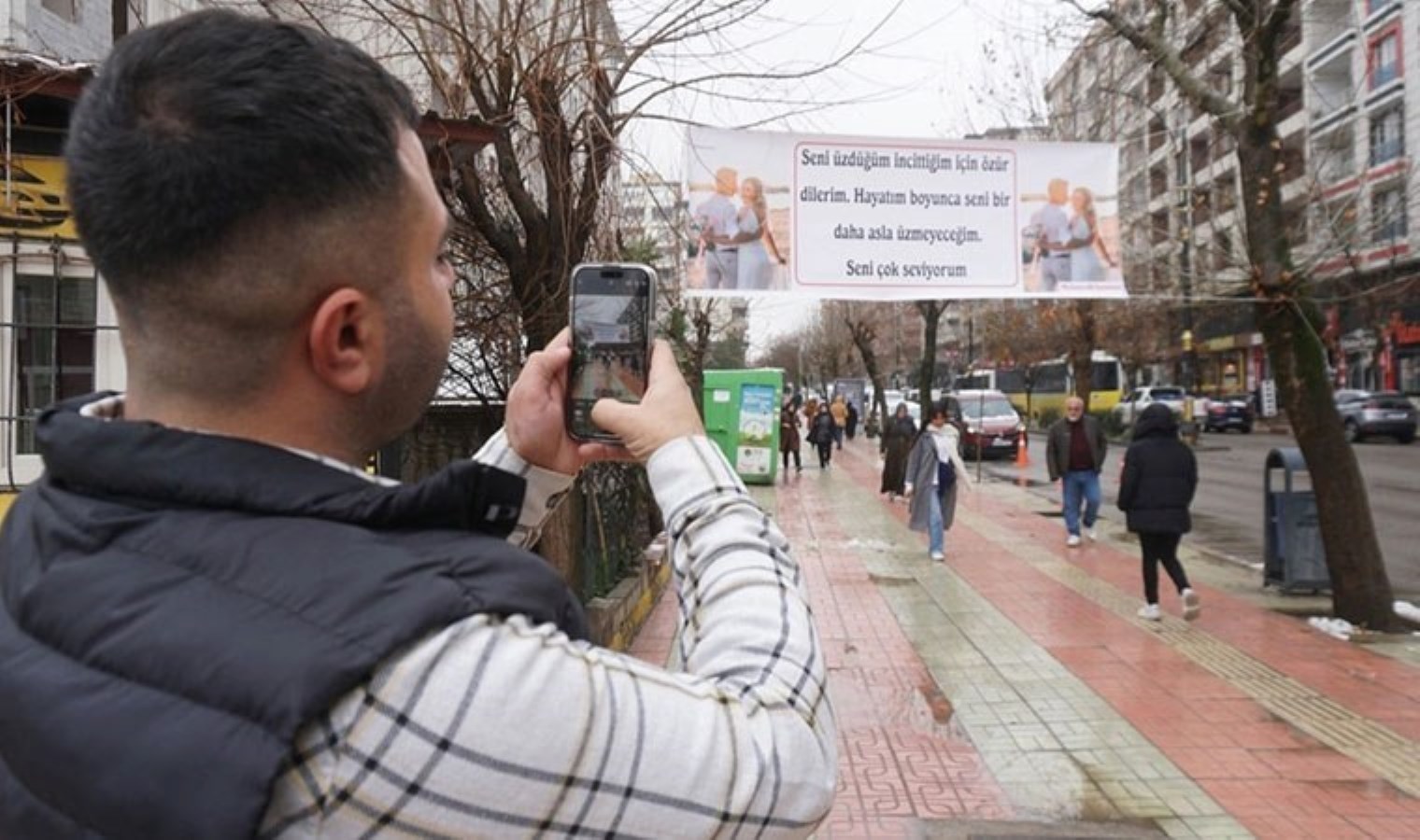 Görenler hayrete düştü… Tartıştığı eşine kendini affettirmek için pankart yaptırdı