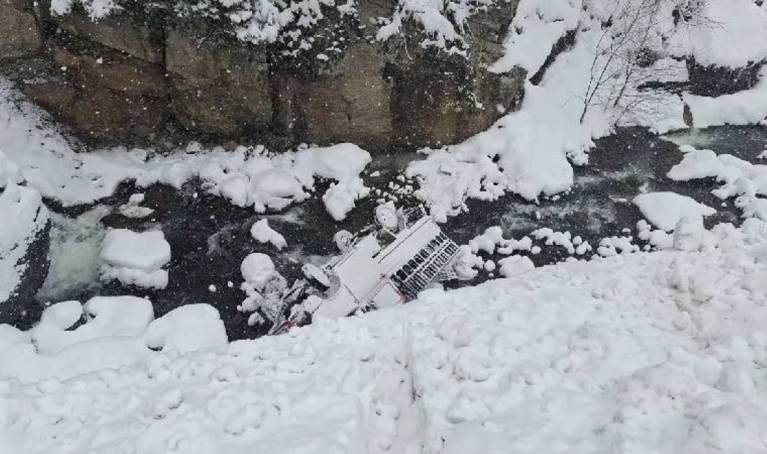 Gümüşhane’de karda kayan kamyonet, dereye yuvarlandı: Yaralılar var!