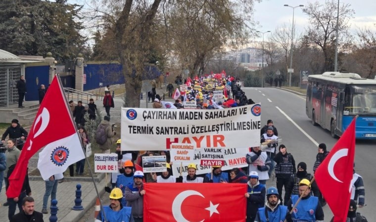 Günlerdir özelleştirmeye karşı direnen işçiler, iktidara seslendi: ‘Ekmeğime dokunma’