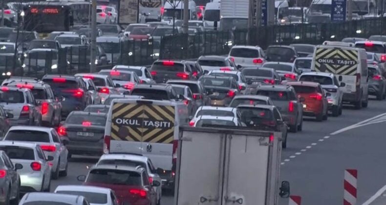 Haftanın son mesai gününde İstanbul’da trafik yoğunluğu yüzde 83’e çıktı