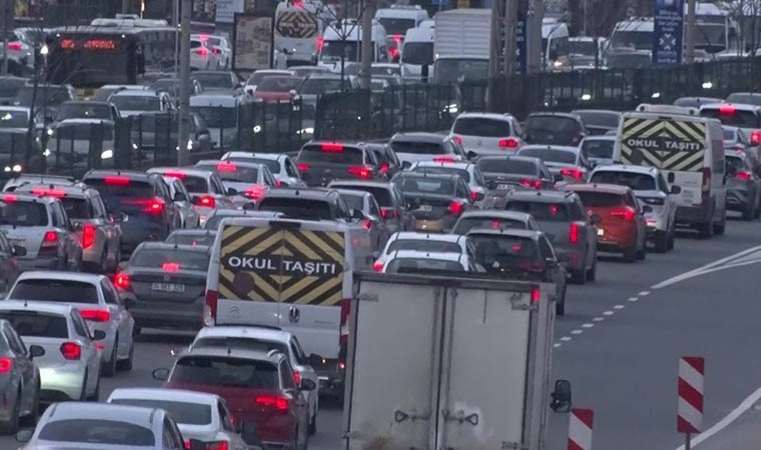 Haftanın son mesai gününde İstanbul’da trafik yoğunluğu yüzde 83’e çıktı