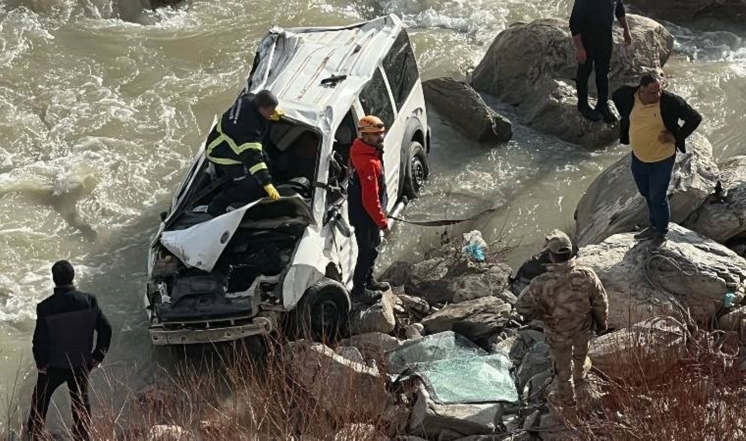 Hakkari’de korkunç kaza… Baba ile oğlunu Zap Suyu ayırdı!
