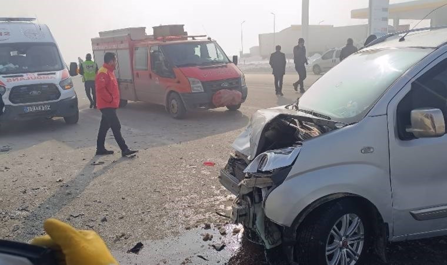 Hakkari’de otomobil ile kamyonet çarpıştı: Yaralılar var!