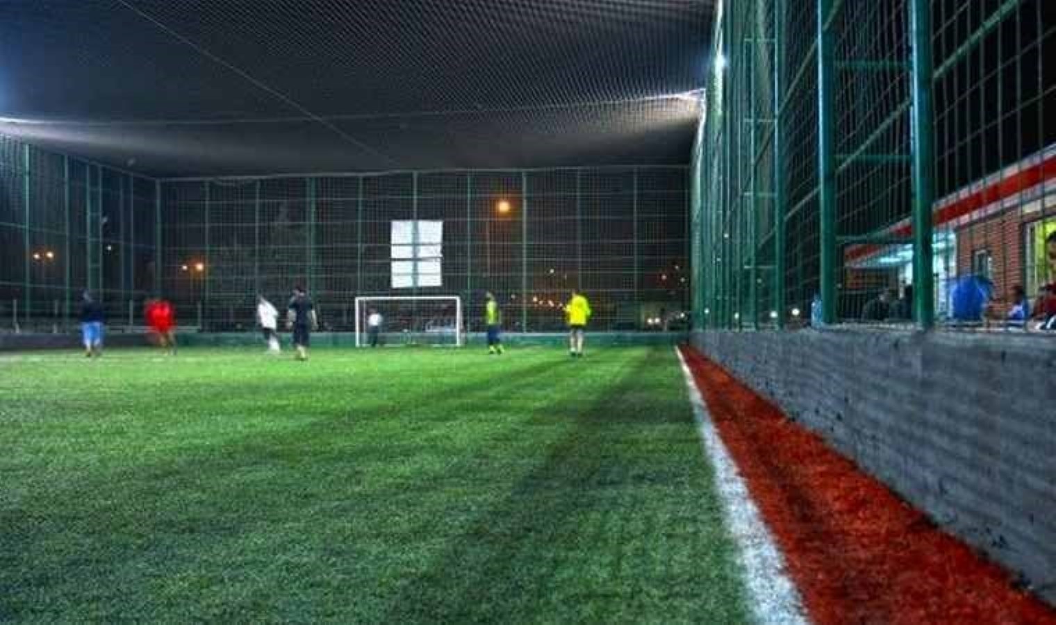 Halı sahada fenalaşan kişi kurtarılamadı