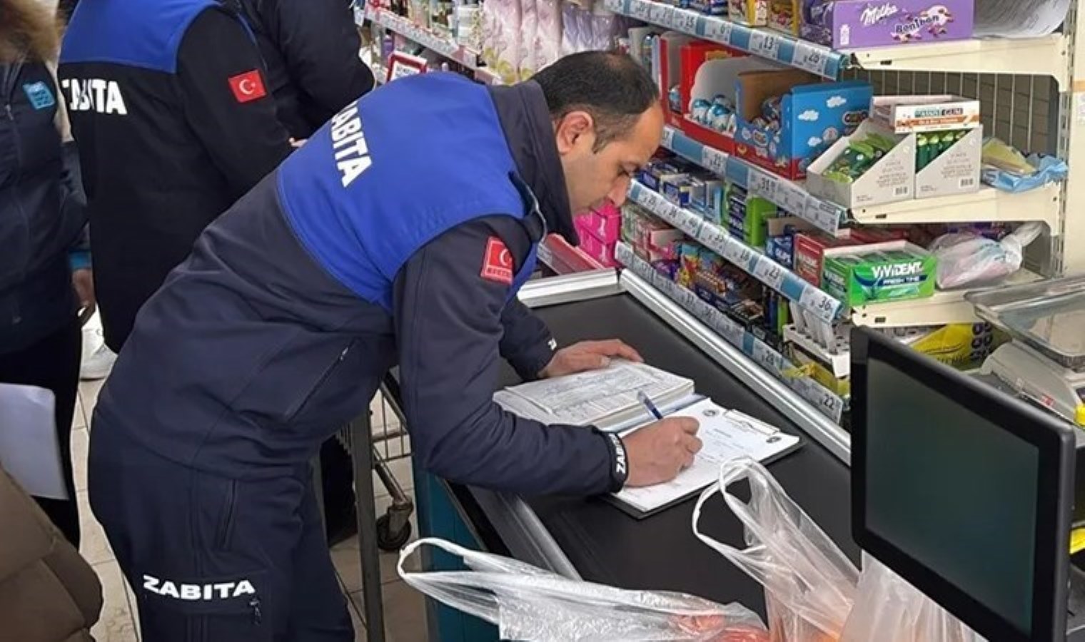 Halkın sağlığıyla böyle oynamışlar! Tarihi geçmiş 25 farklı ürün satıştayken yakalandı