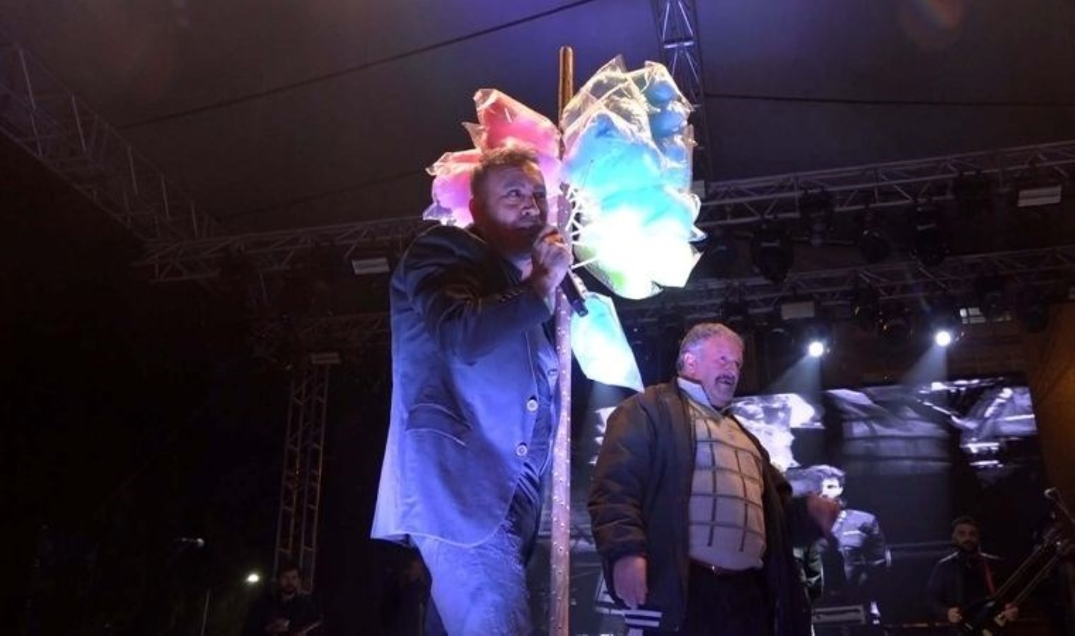 Haluk Levent, konserde pamuk şeker dağıttı