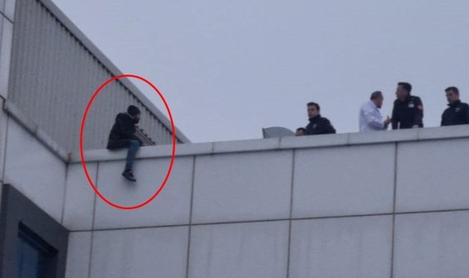 Hastane çatısına çıkıp intihar girişiminde bulundu!