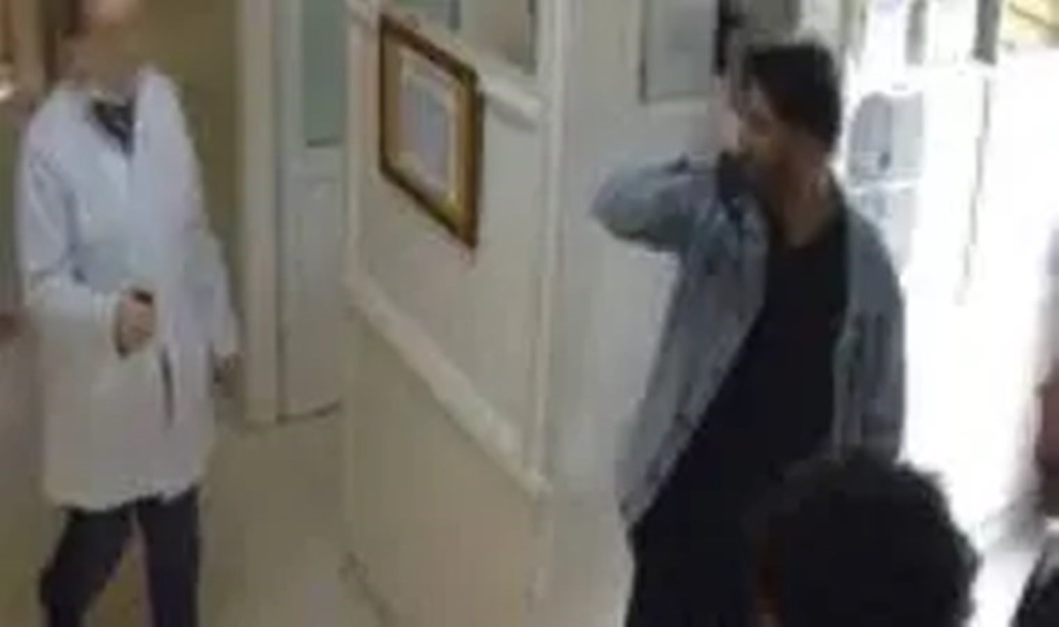 Hastanede biber gazı sıkıp, silahla tehdit etti… Üsküdar’da doktora tutuklama!