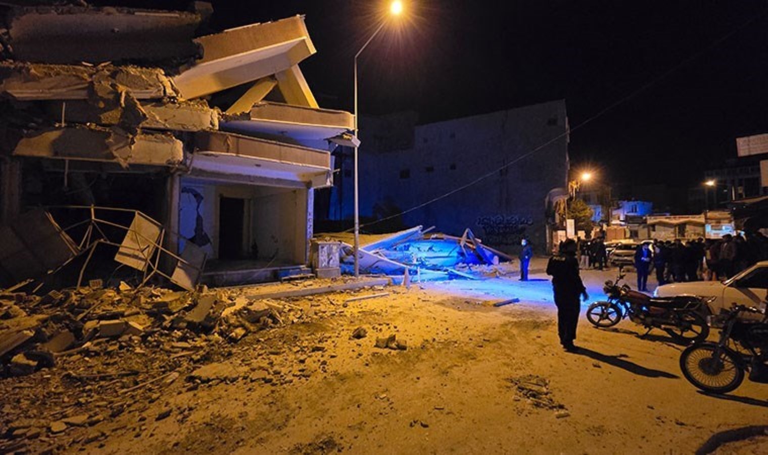 Hatay’da 5 katlı bina iş yerinin üstüne çöktü