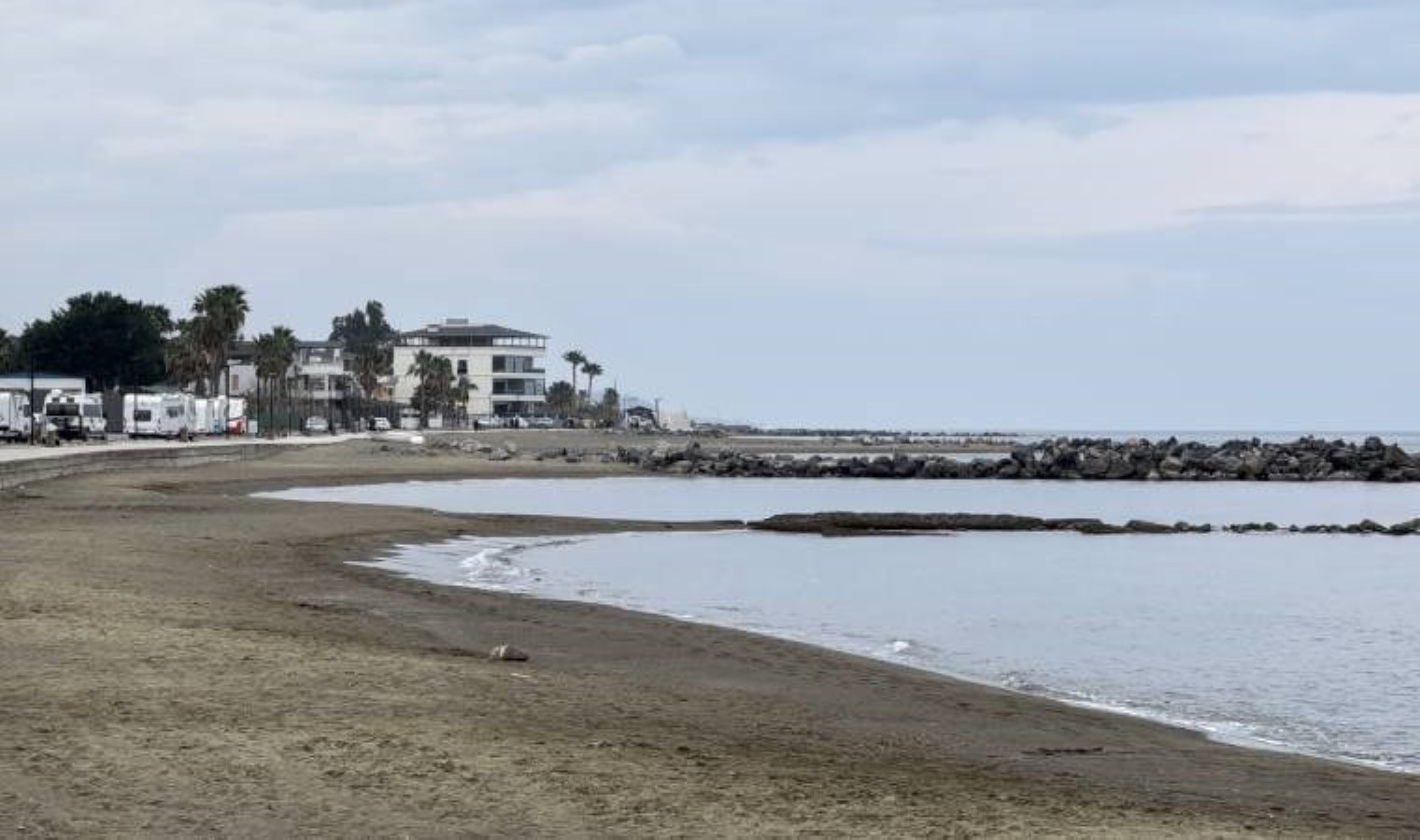 Hatay’da tedirgin eden görüntü… Bazı kıyılarda denizin suyu çekildi!